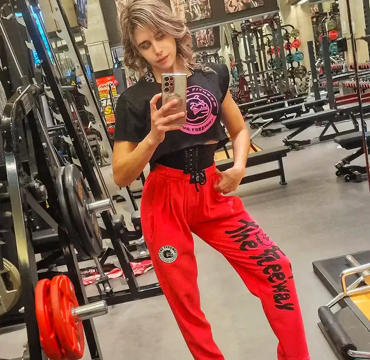Donna in abbigliamento da allenamento.