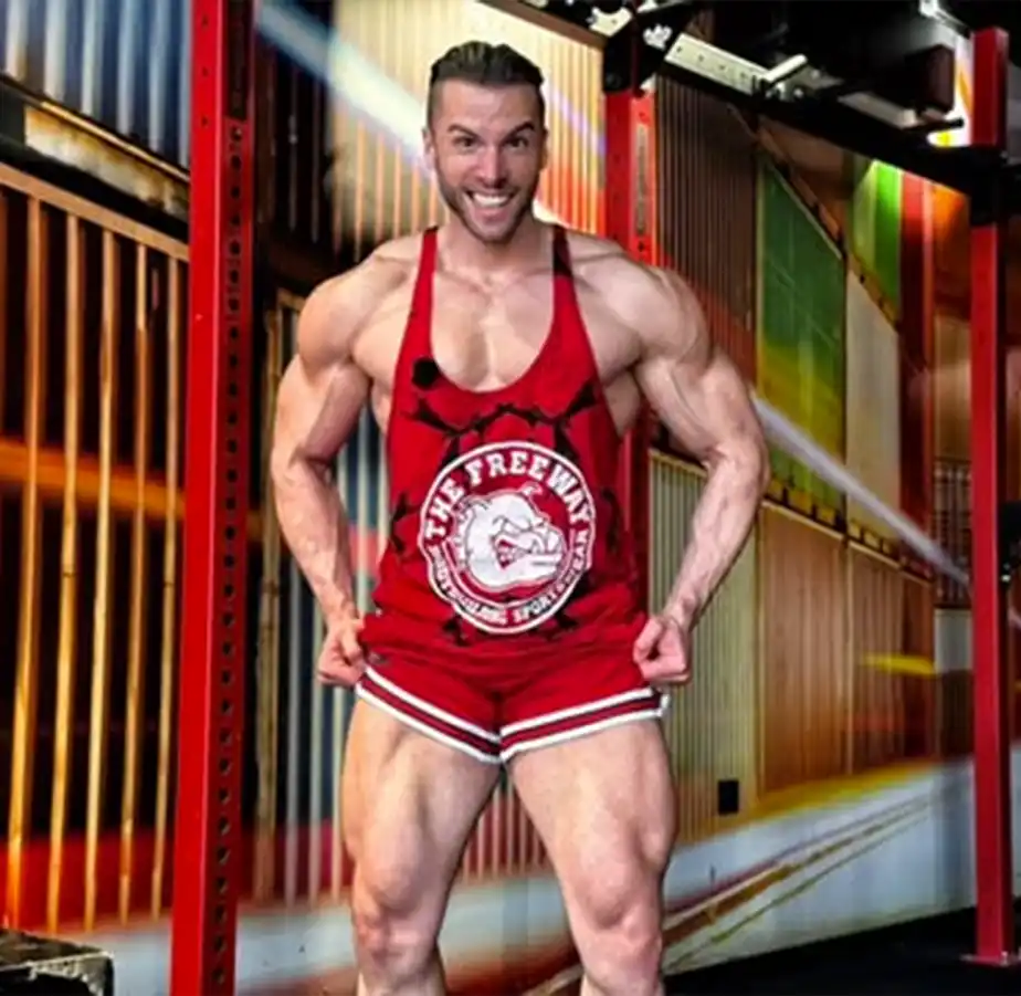 Uomo muscoloso in abbigliamento sportivo rosso.