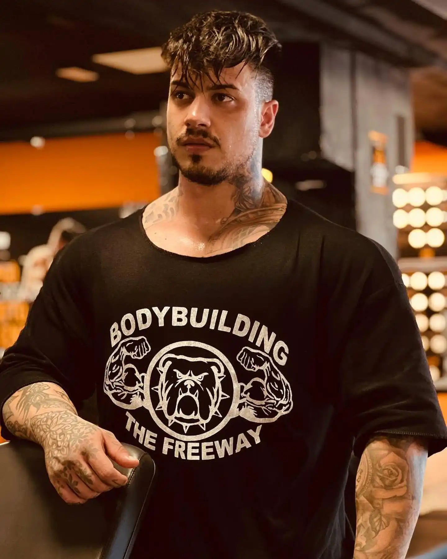 Maglietta nera da bodybuilding.