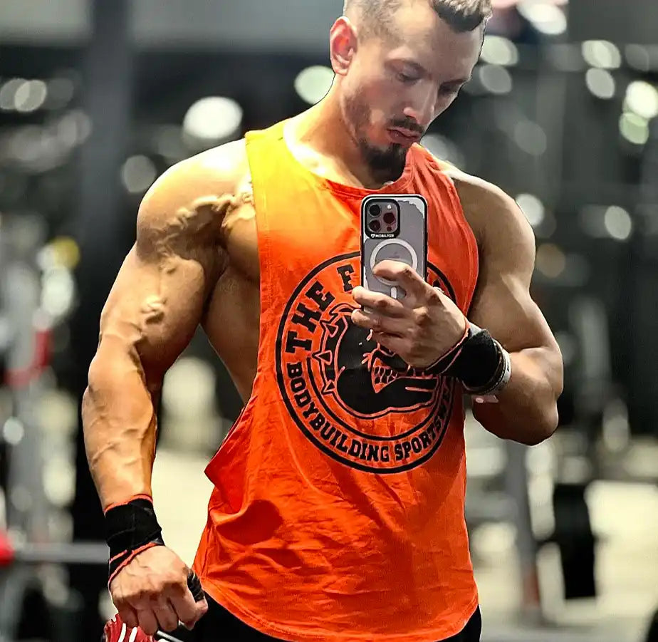 Canotta arancione da bodybuilder.