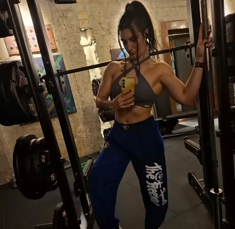 Donna atletica in abbigliamento da allenamento.