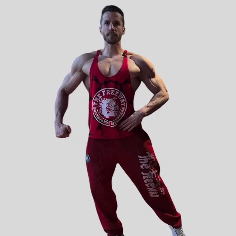 Bodybuilder a figura intera con canotta Big Gym rossa marmorizzata Thefreeway Art. 2221 e logo frontale