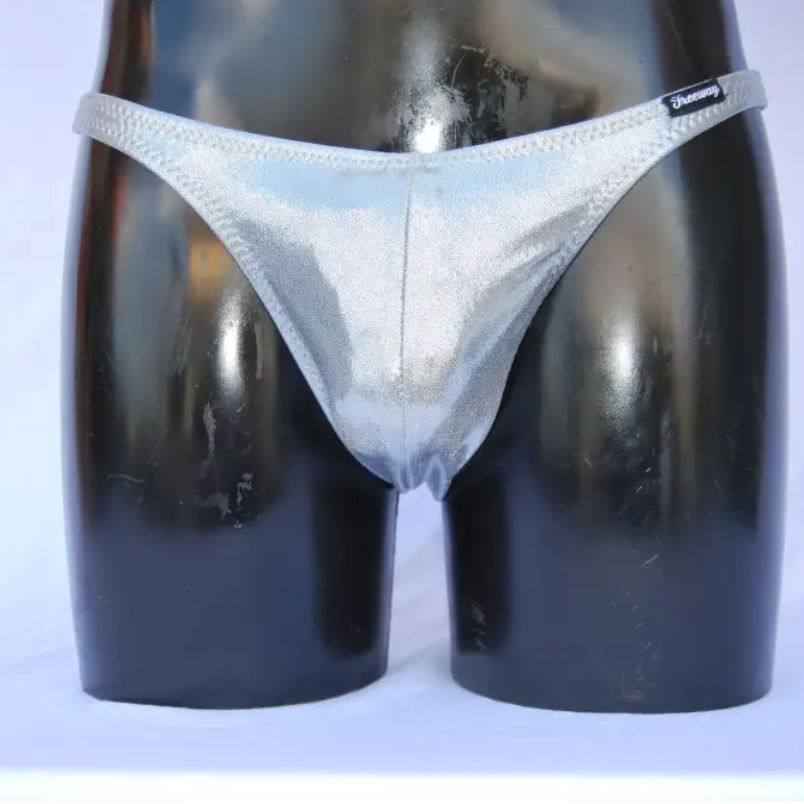 Costume bodybuilding da competizione argento laminato Thefreeway Art. DN109 in Lycra, vista frontale su manichino