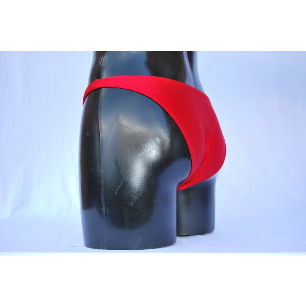 Costume bodybuilding da competizione rosso laminato Thefreeway Art. DN109 in Lycra, vista posteriore a tre quarti su manichino