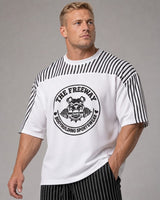 Modello con maglia bodybuilding bianca Thefreeway con righe nere e logo frontale