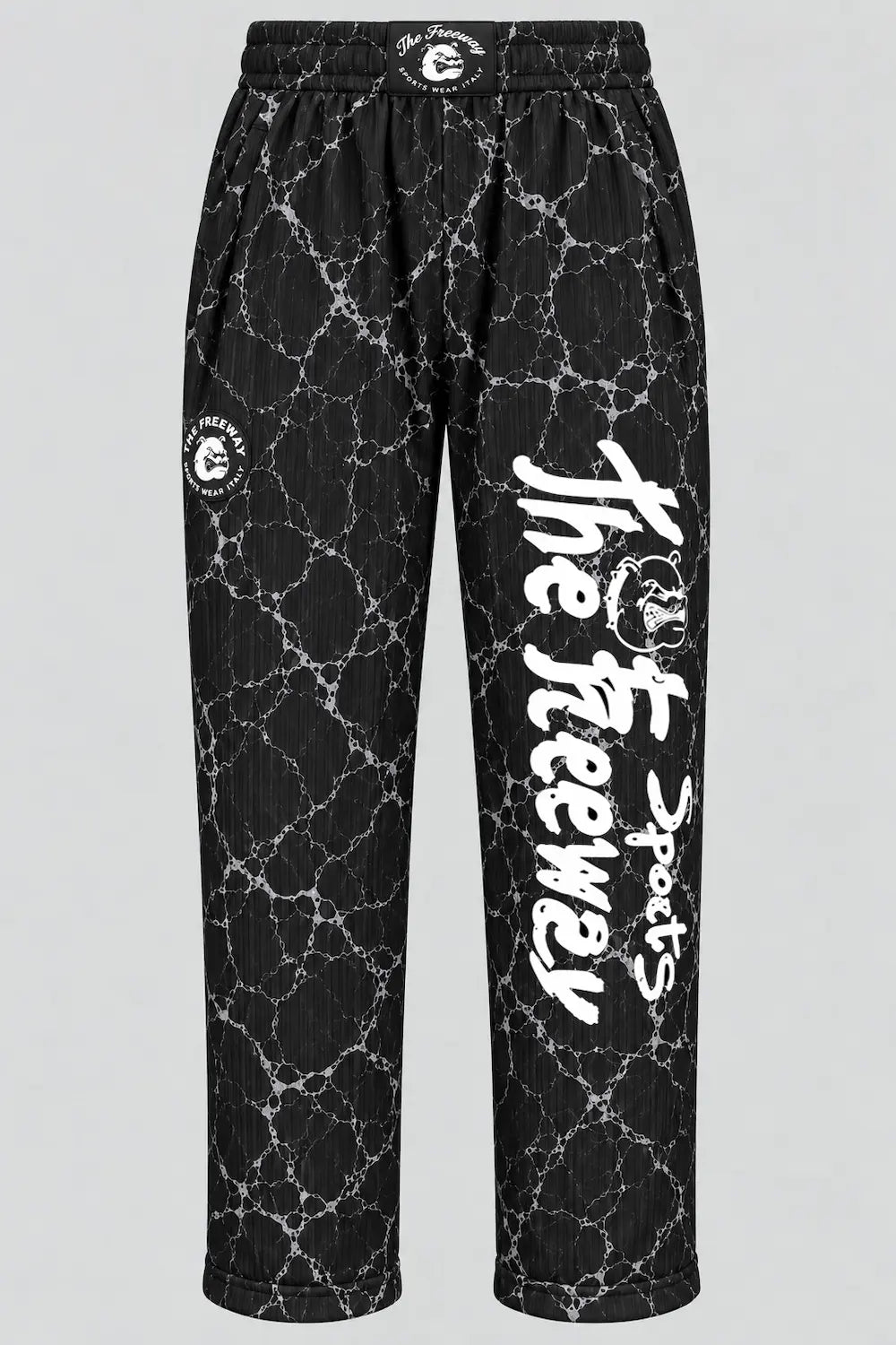 Modella con pantaloni unisex neri marmorizzati Thefreeway Art. 252 vista frontale con logo bianco sulla gamba