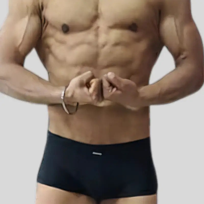 Modello uomo con shorts classic bodybuilding neri Thefreeway Art. 111 in Lycra, vista frontale