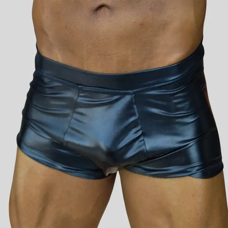 Modello uomo con shorts classic bodybuilding nero metallic Thefreeway Art. 110 in Lycra, vista frontale