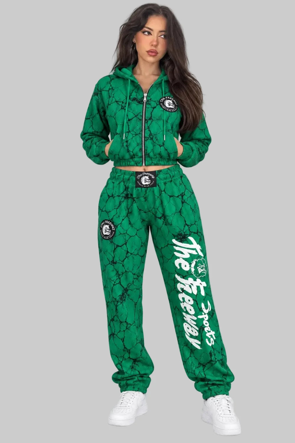 Thefreeway women's green marble training suit with cropped zip hoodie and matching pants, front view, Art. 7870